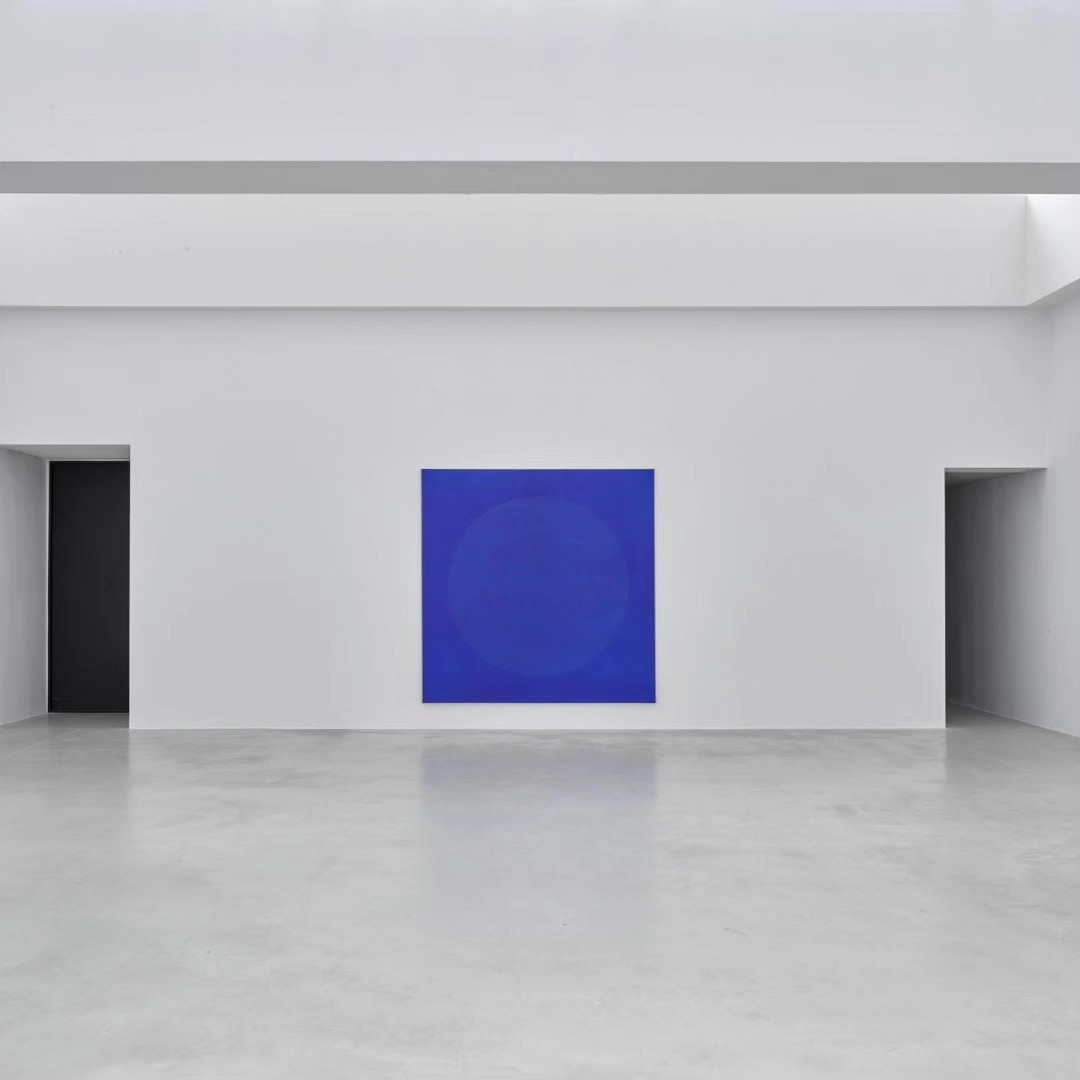 “The Blue Circle “ at Axel Vervoordt Gallery🇧🇪 — image 1. Image courtesy @axelvervoordt_co