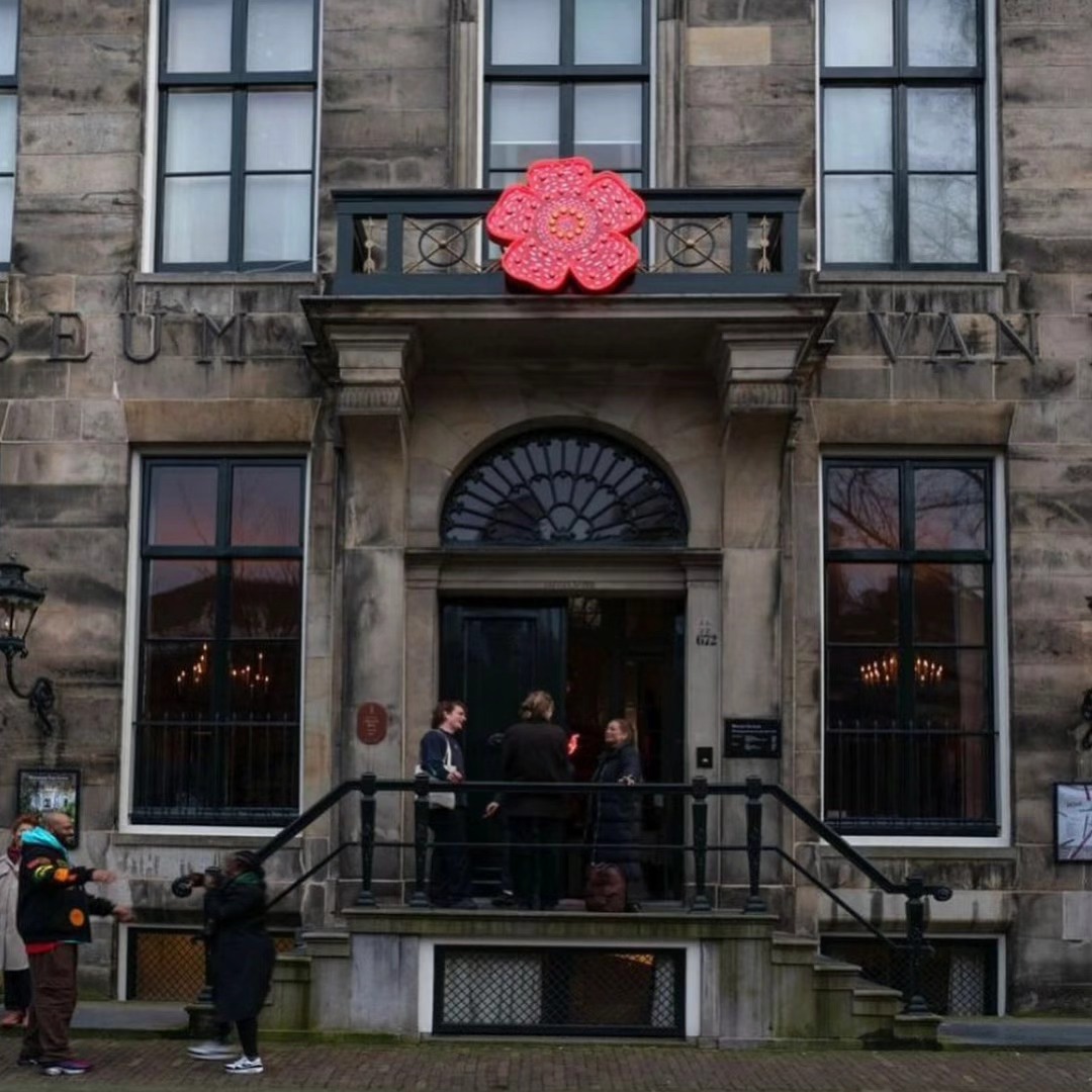 Iftikhar Dadi & Elizabeth Dadi present two neon sculptures from the series ‘Efflorescence’ (2013-present) in the... — image 3. Images: